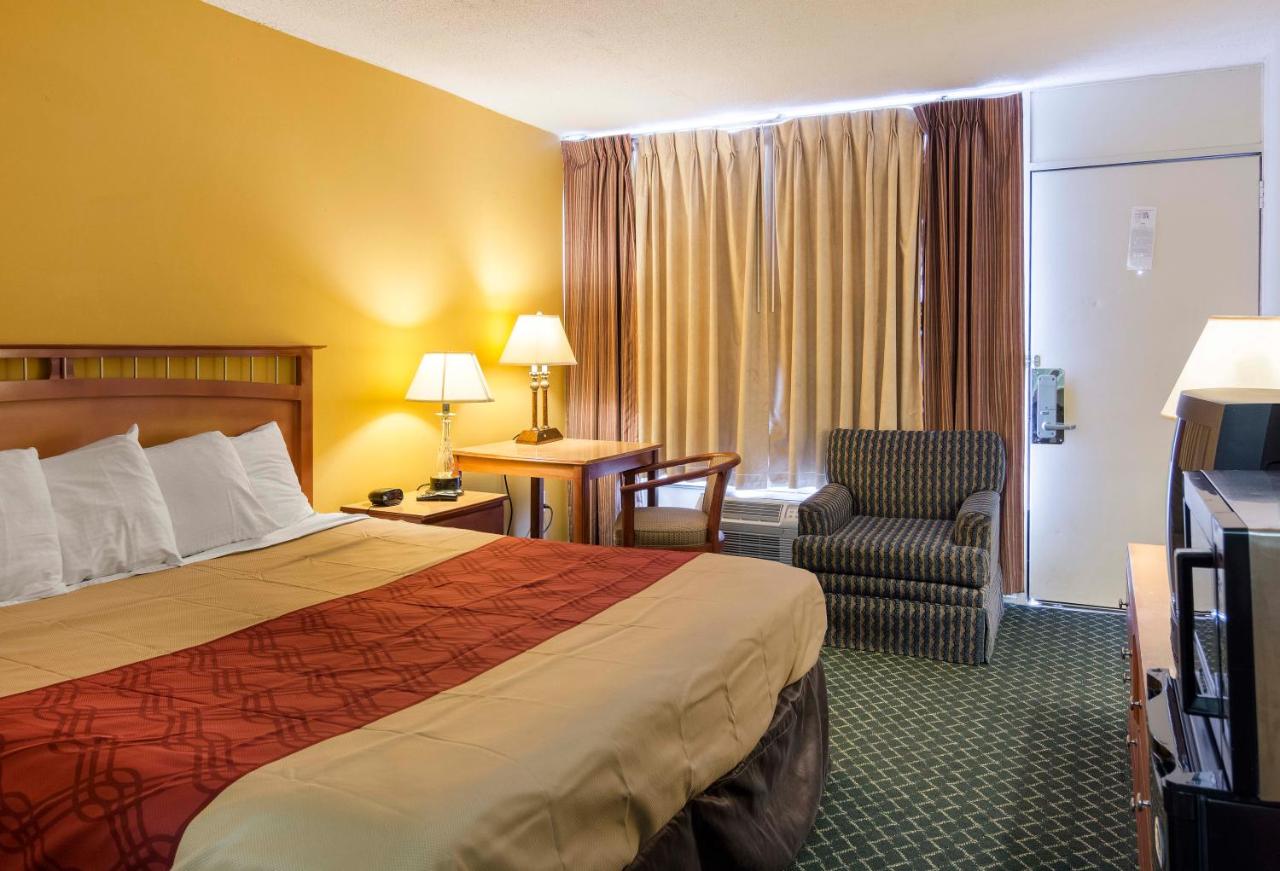 King Room - Smoking at Econo Lodge Petersburg - Fort Lee
