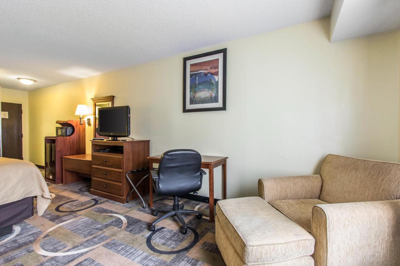 King Room - Non-Smoking at Baymont by Wyndham Memphis I-40