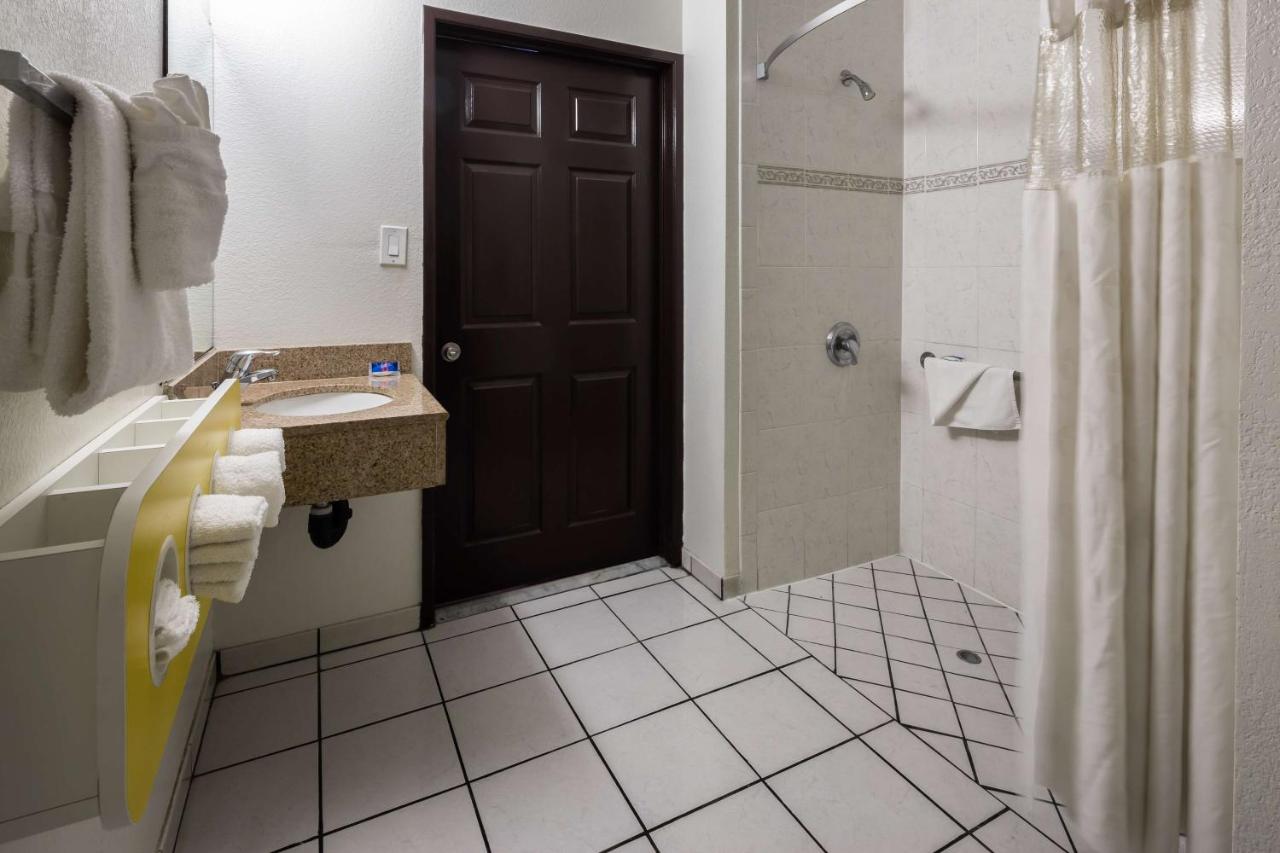 | Motel 6-Canoga Park, CA