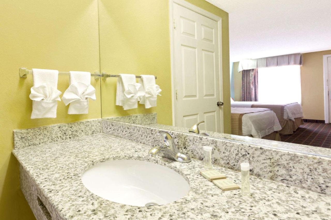 King Room - Disability Access - Smoking at Rodeway Inn Charlotte Airport Area