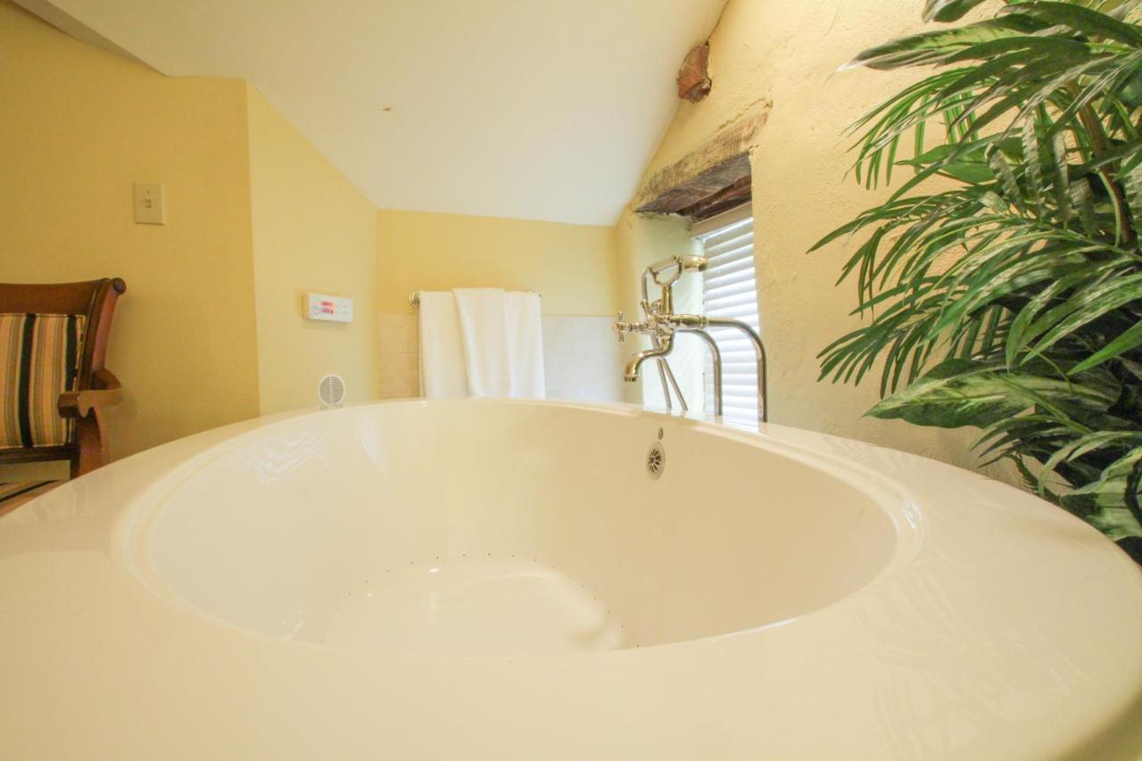 Queen Room with Spa Bath at Joseph Ambler Inn