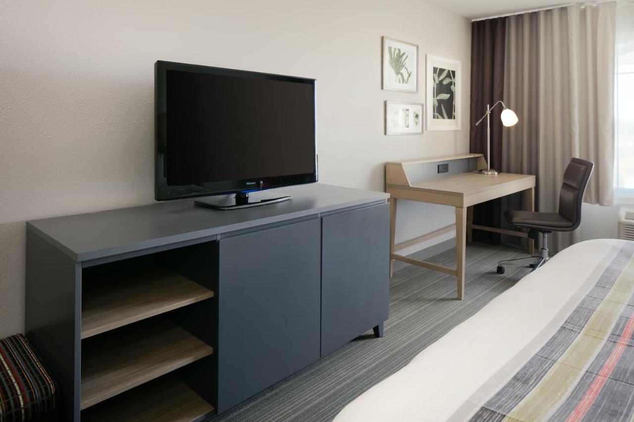 King Room - Disability Access at Country Inn & Suites by Radisson, Middleton - Madison West