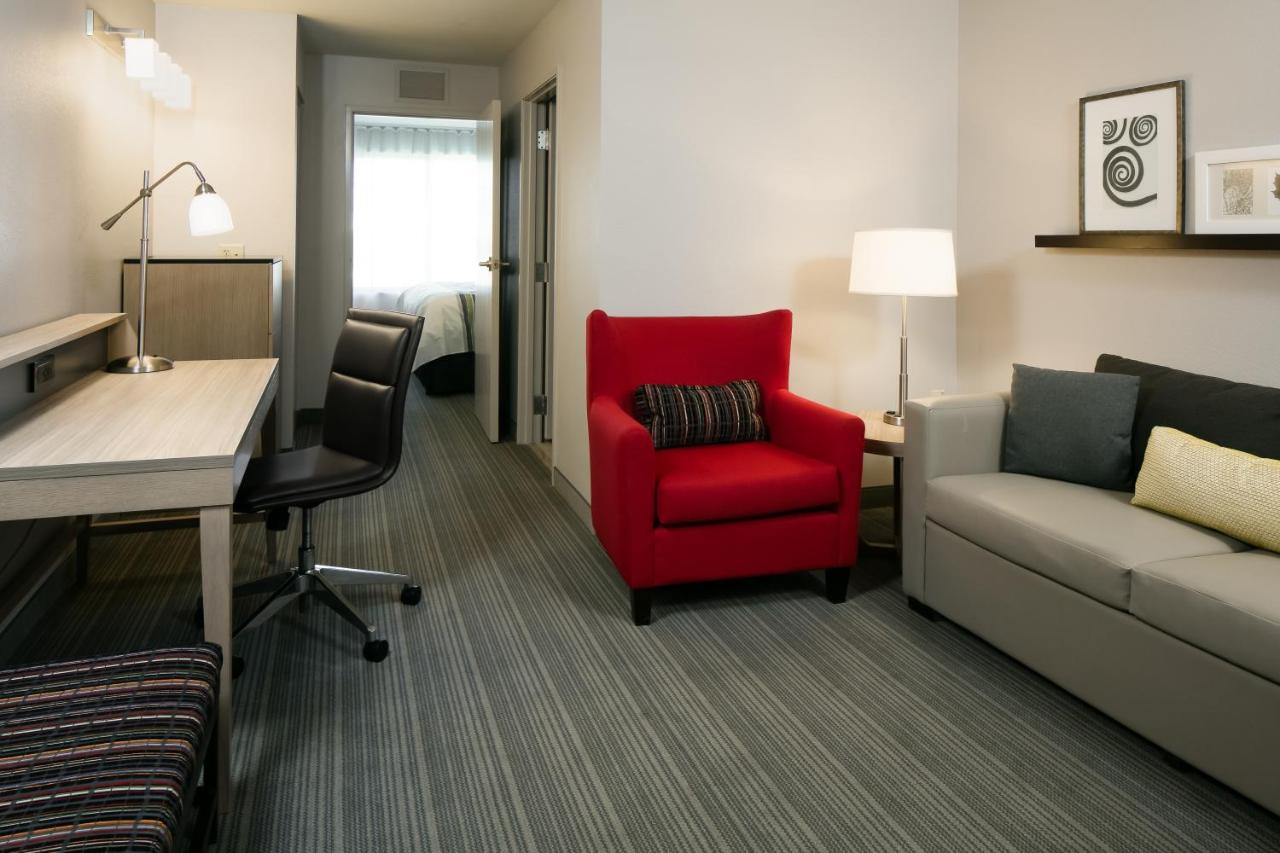 King Suite at Country Inn & Suites by Radisson, Middleton - Madison West