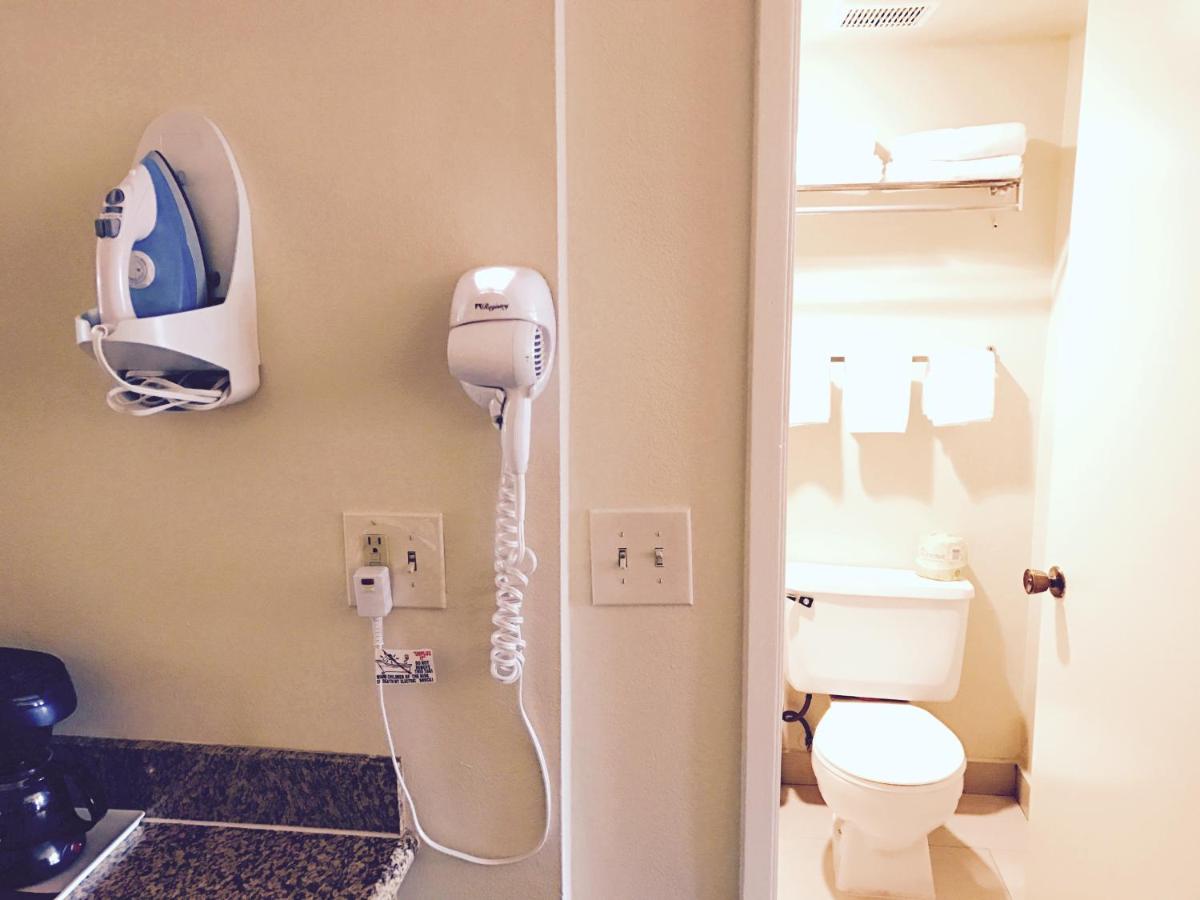 Queen Room - Disability Access/Non-Smoking at Days Inn by Wyndham Anaheim Near the Park