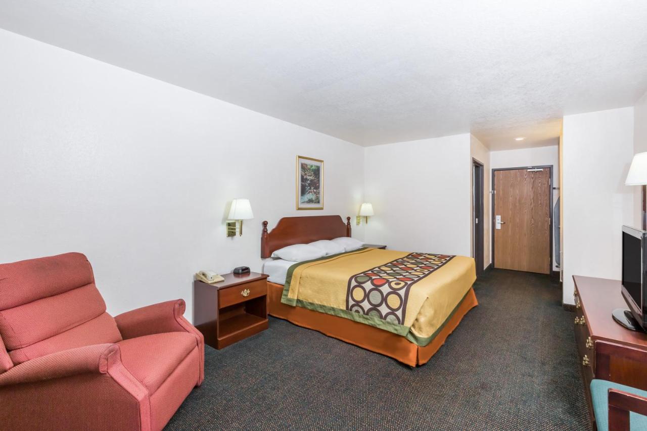 King Room - Non-Smoking at Super 8 by Wyndham Holton
