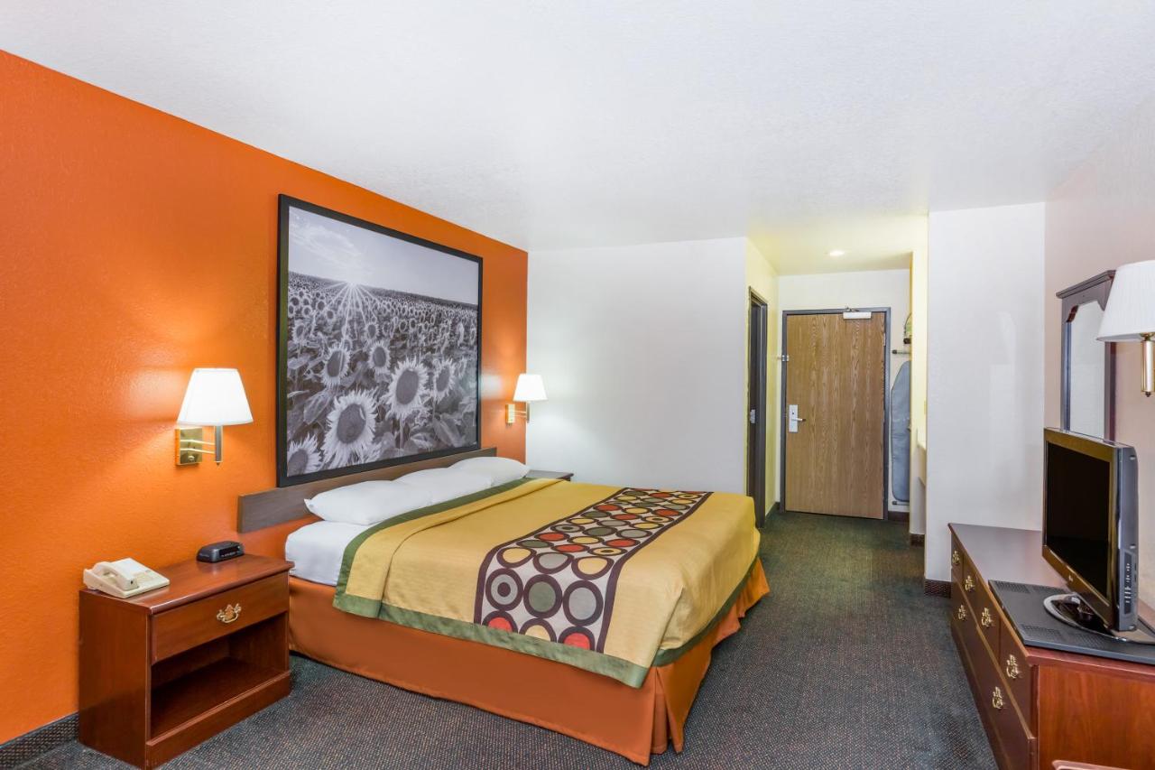 King Room - Non-Smoking at Super 8 by Wyndham Holton