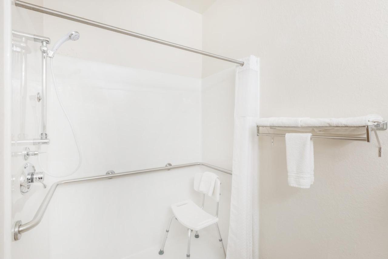 King Room - Disability Access - Non-Smoking at Super 8 by Wyndham Holton