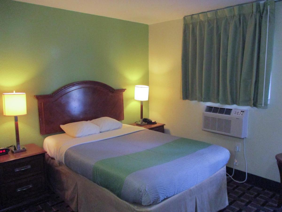 | Savannah Garden Inn