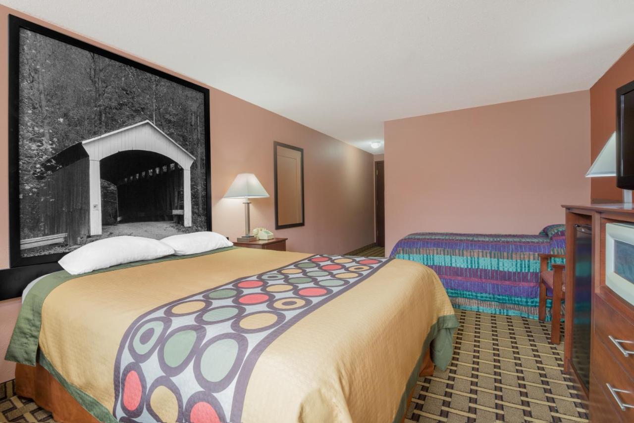 Queen Room - Disability Access/Non-Smoking at Super 8 by Wyndham Shelbyville