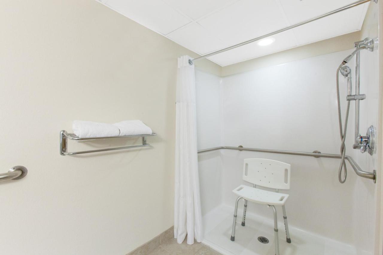 Queen Room - Disability Access - Non-Smoking at Baymont by Wyndham Branson - On the Strip
