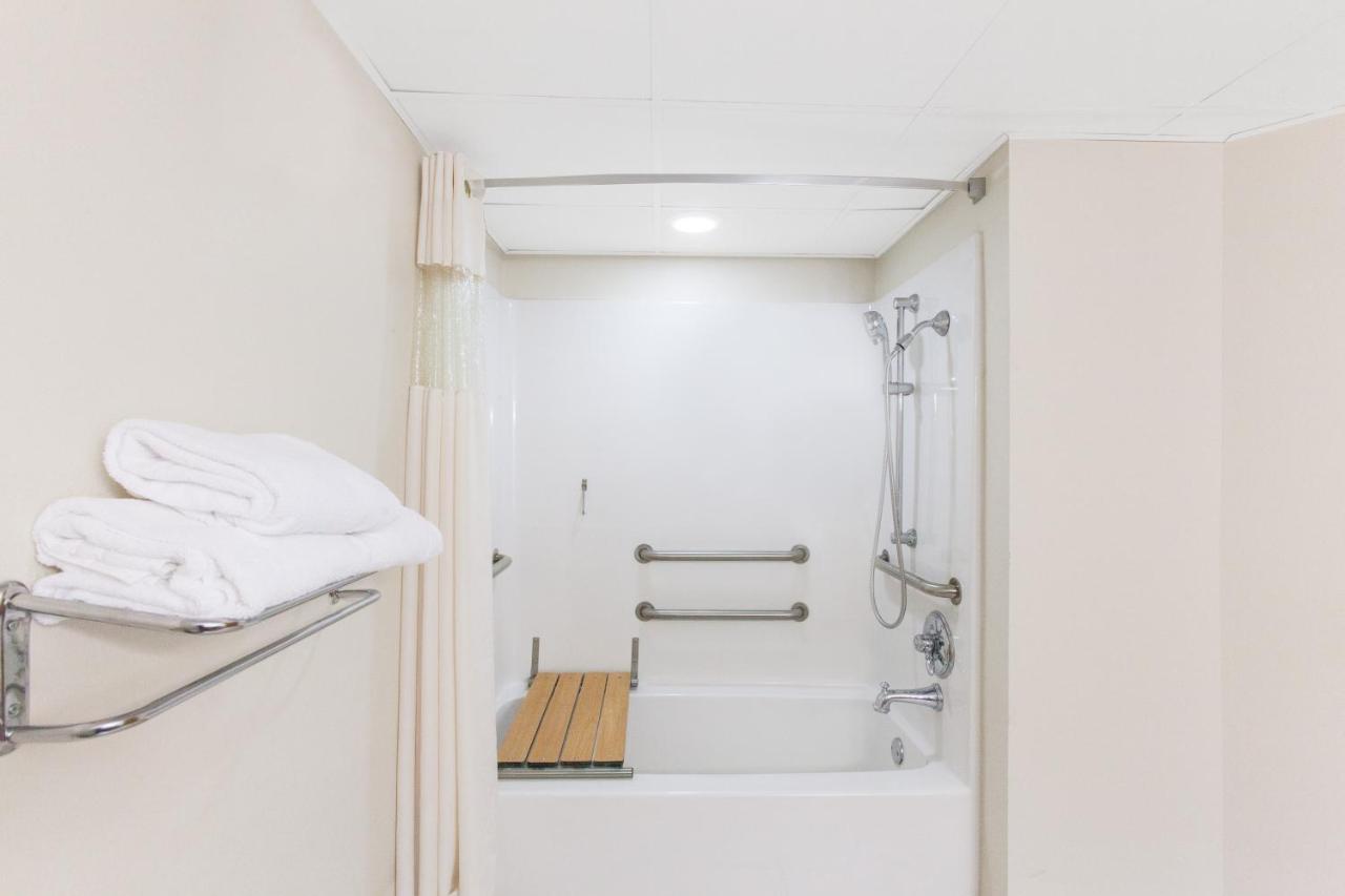 Queen Room - Disability Access - Non-Smoking at Baymont by Wyndham Branson - On the Strip