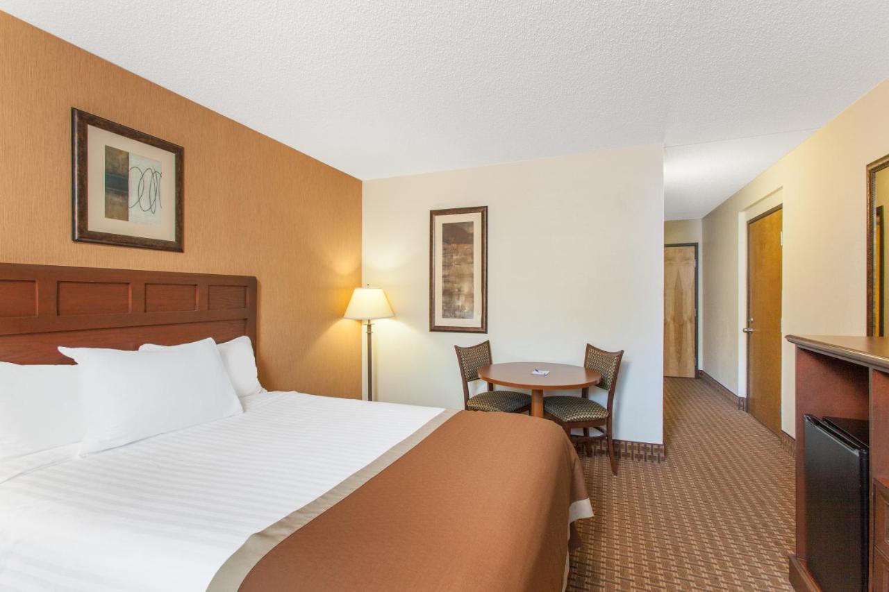 Queen Room - Disability Access - Non-Smoking at Baymont by Wyndham Branson - On the Strip