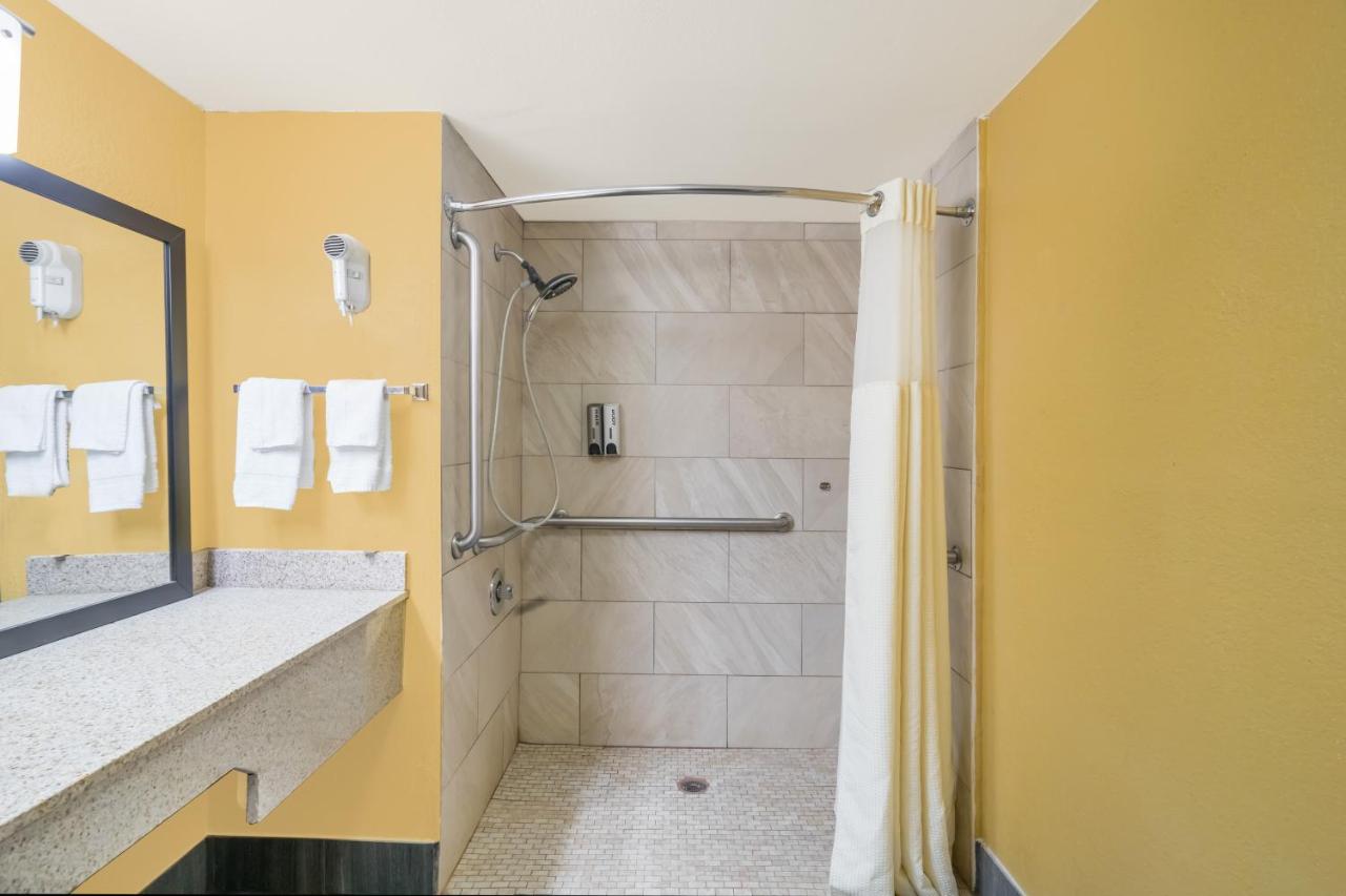 King Room - Disability Access/Non-Smoking at Baymont by Wyndham Goodlettsville/Nashville