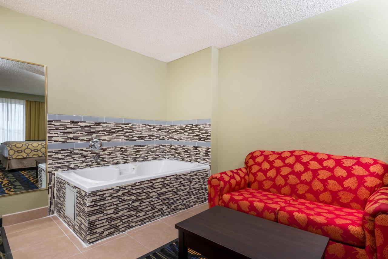 King Suite with Hot Tub - Non-Smoking at Baymont by Wyndham Georgetown