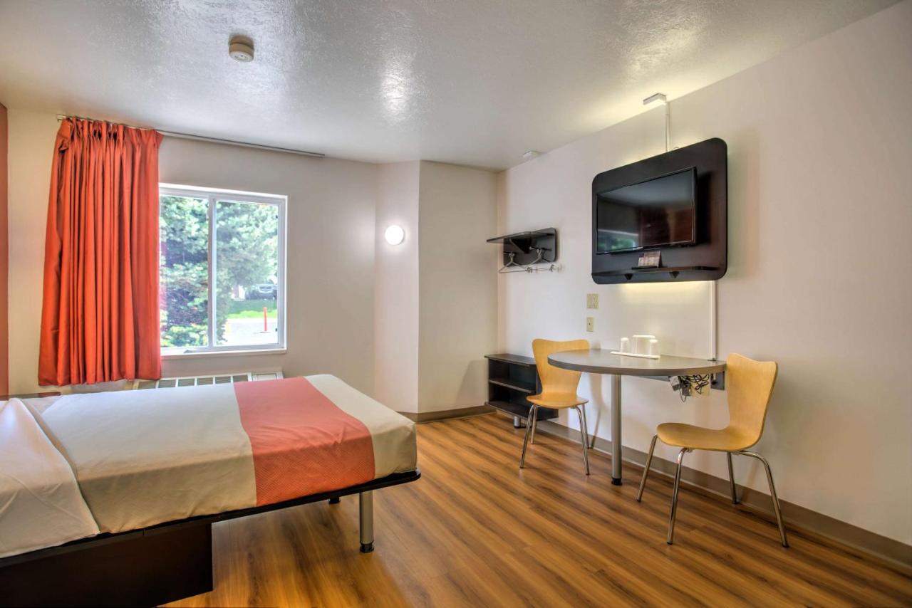 Queen Room - Disability Access at Motel 6 Bozeman, MT