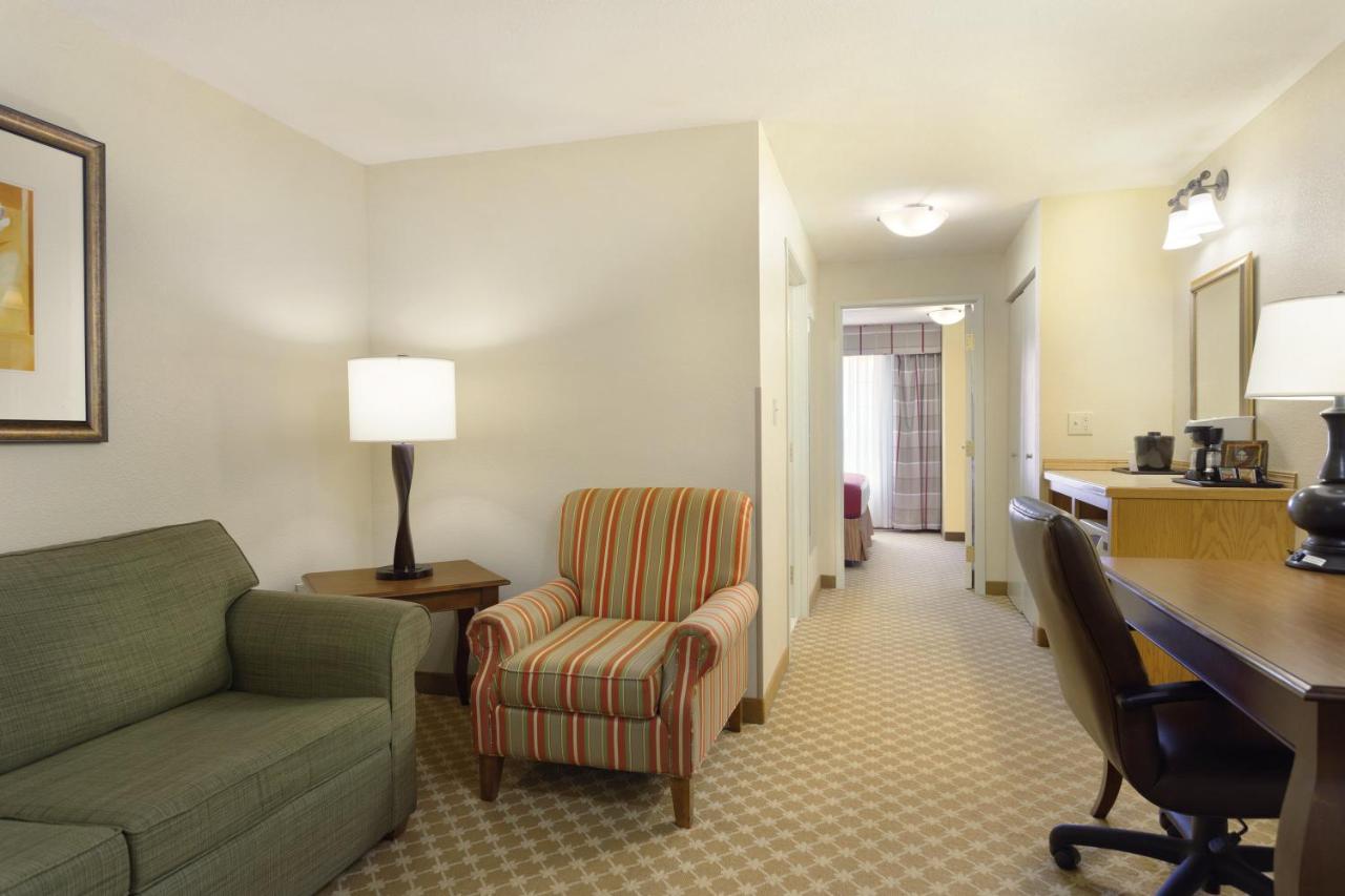 One-Bedroom King Suite - Non-Smoking at Country Inn & Suites by Radisson, Nevada, MO