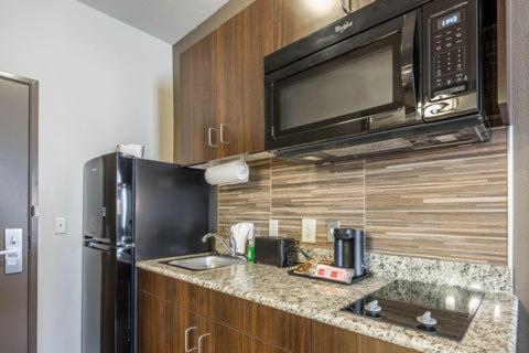 Efficiency King Room - Accessible/Non-Smoking at Suburban Studios Midland I-20