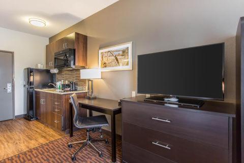 Efficiency King Room - Accessible/Non-Smoking at Suburban Studios Midland I-20