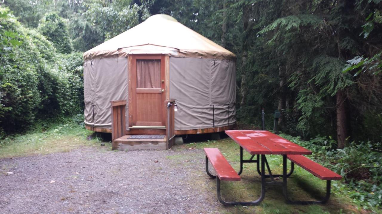 | Mount Vernon Camping Resort 16 ft. Yurt 6