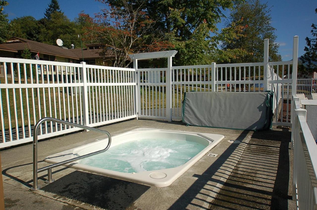| Mount Vernon Camping Resort Studio Cabin 4