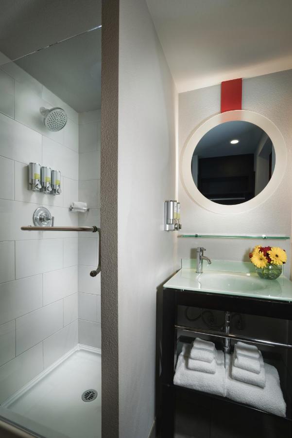 | Staypineapple, Hotel FIVE, Downtown Seattle