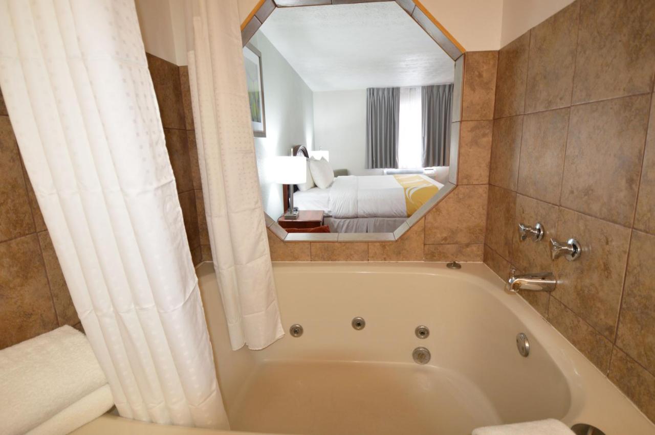 King Suite with Whirpool - Non-Smoking at Quality Inn Alexis Rd