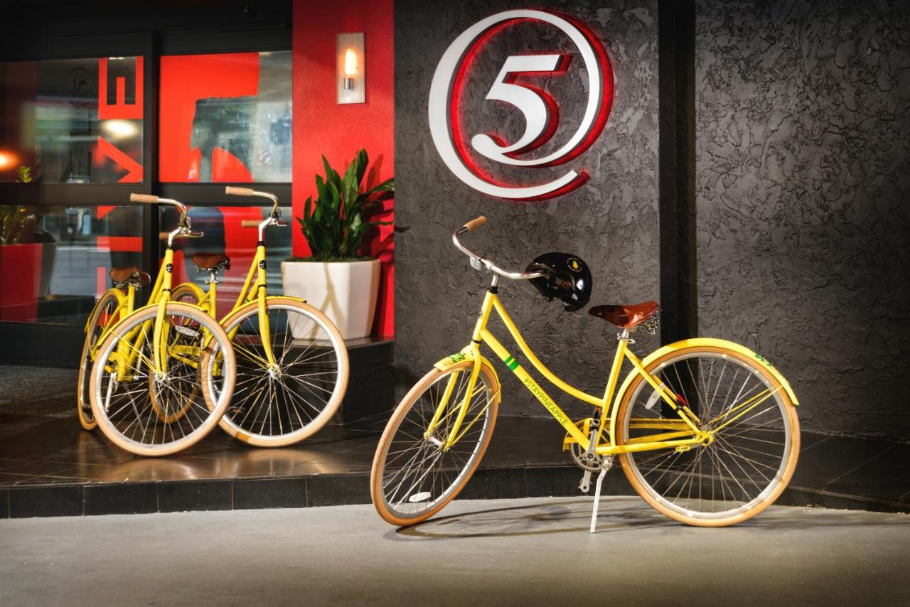 | Staypineapple, Hotel FIVE, Downtown Seattle