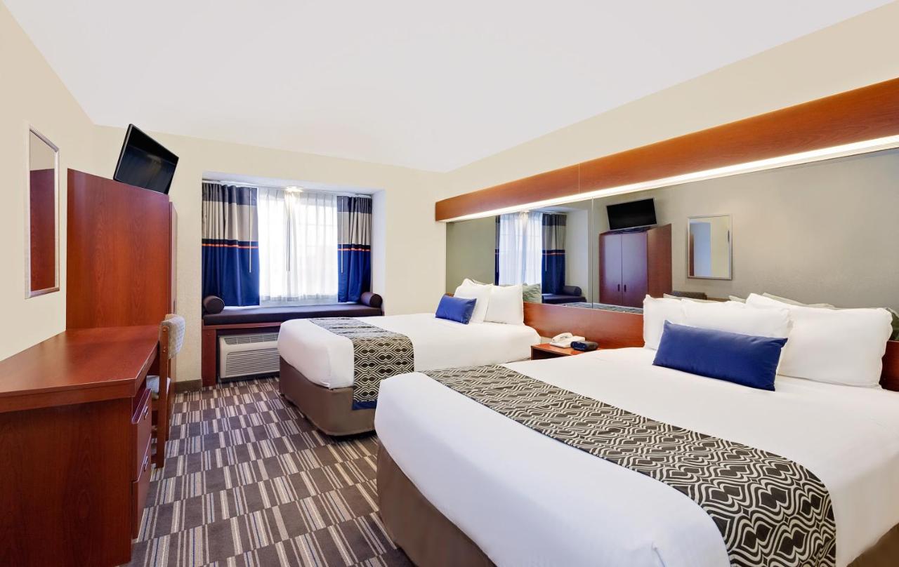 Queen Room - Non-Smoking at Microtel Inn & Suites by Wyndham Middletown