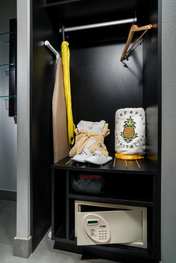 | Staypineapple, Hotel FIVE, Downtown Seattle
