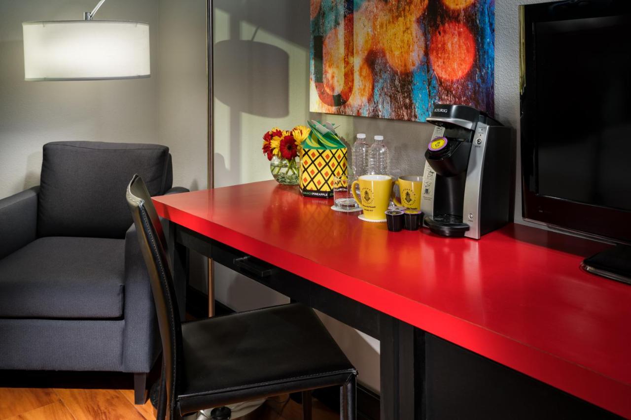 | Staypineapple, Hotel FIVE, Downtown Seattle