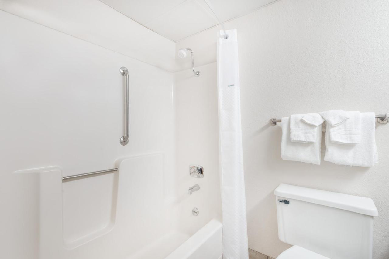 Deluxe Double Room with Two Double Beds - Smoking at Days Inn by Wyndham Kirksville