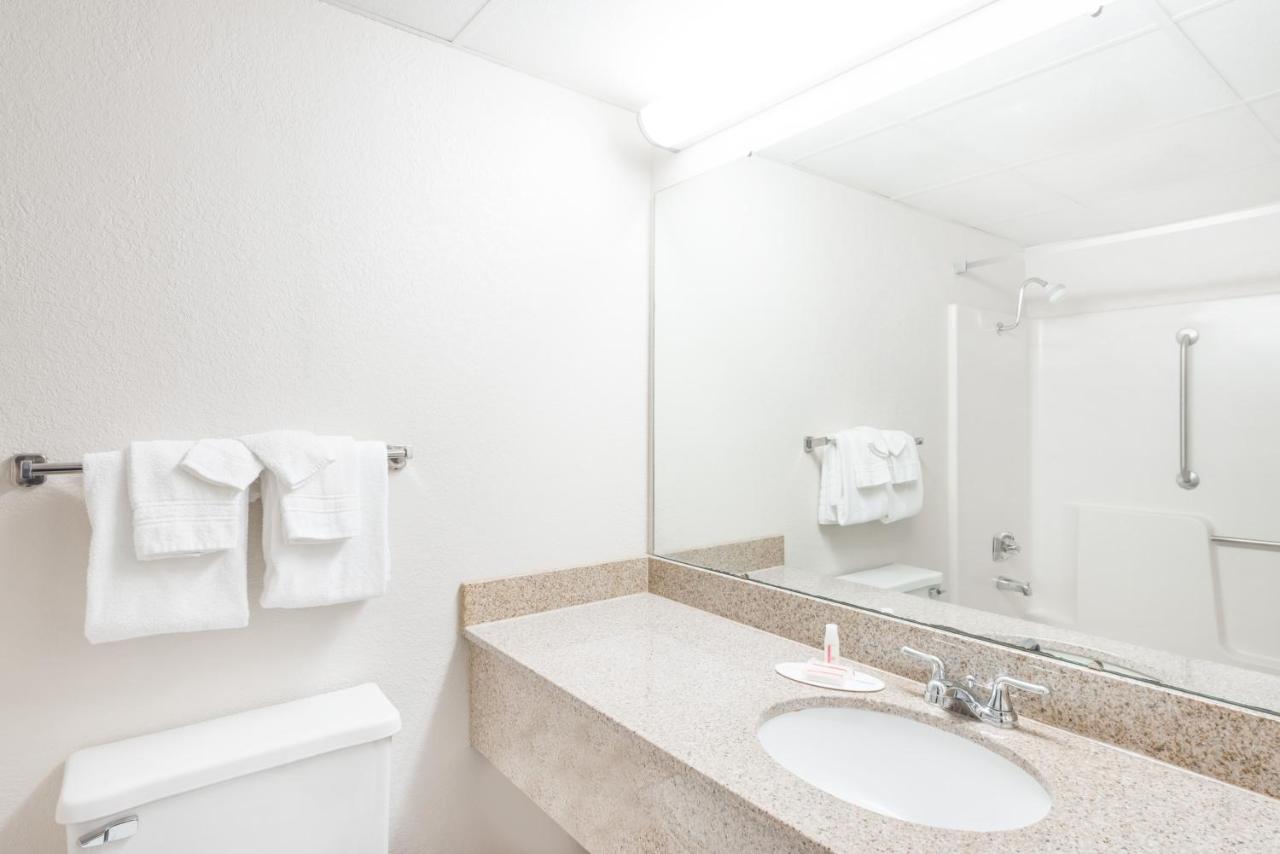 Deluxe Double Room with Two Double Beds - Smoking at Days Inn by Wyndham Kirksville