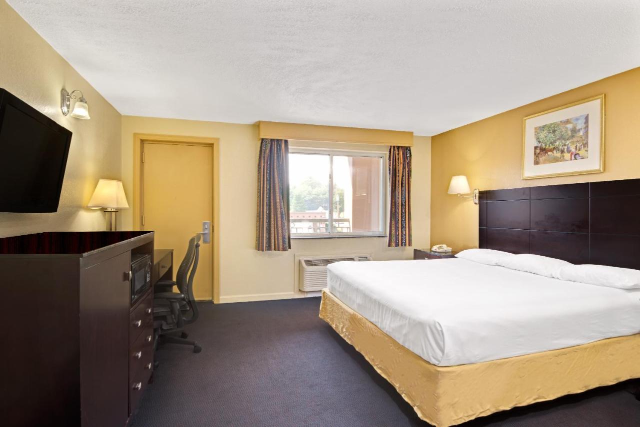 King Room - Disability Access - Non-Smoking at Super 8 by Wyndham Milford/New Haven