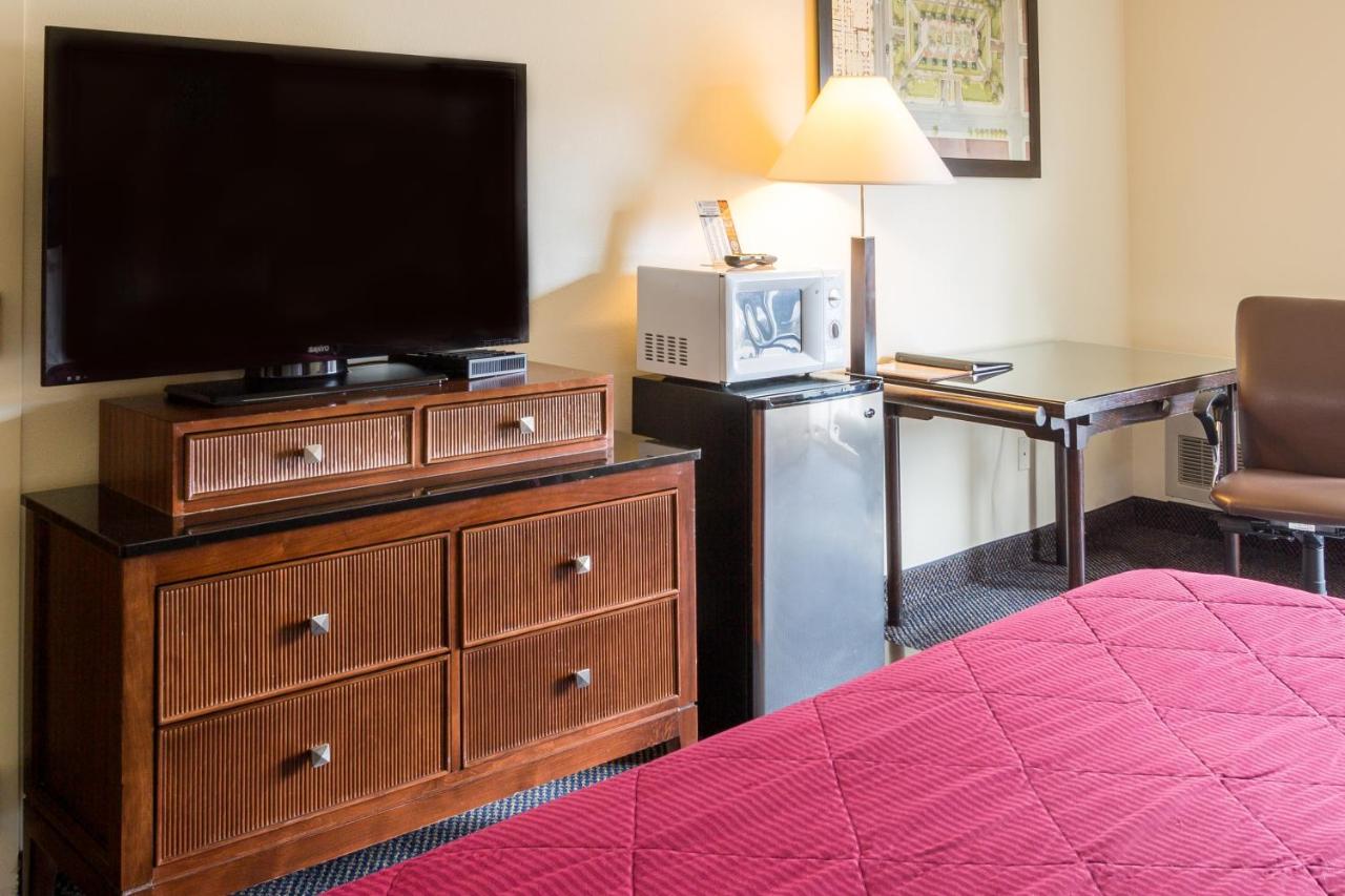 King Room with Sofa Bed and Balcony - Non-Smoking / No Pets Allowed at Cedars Inn