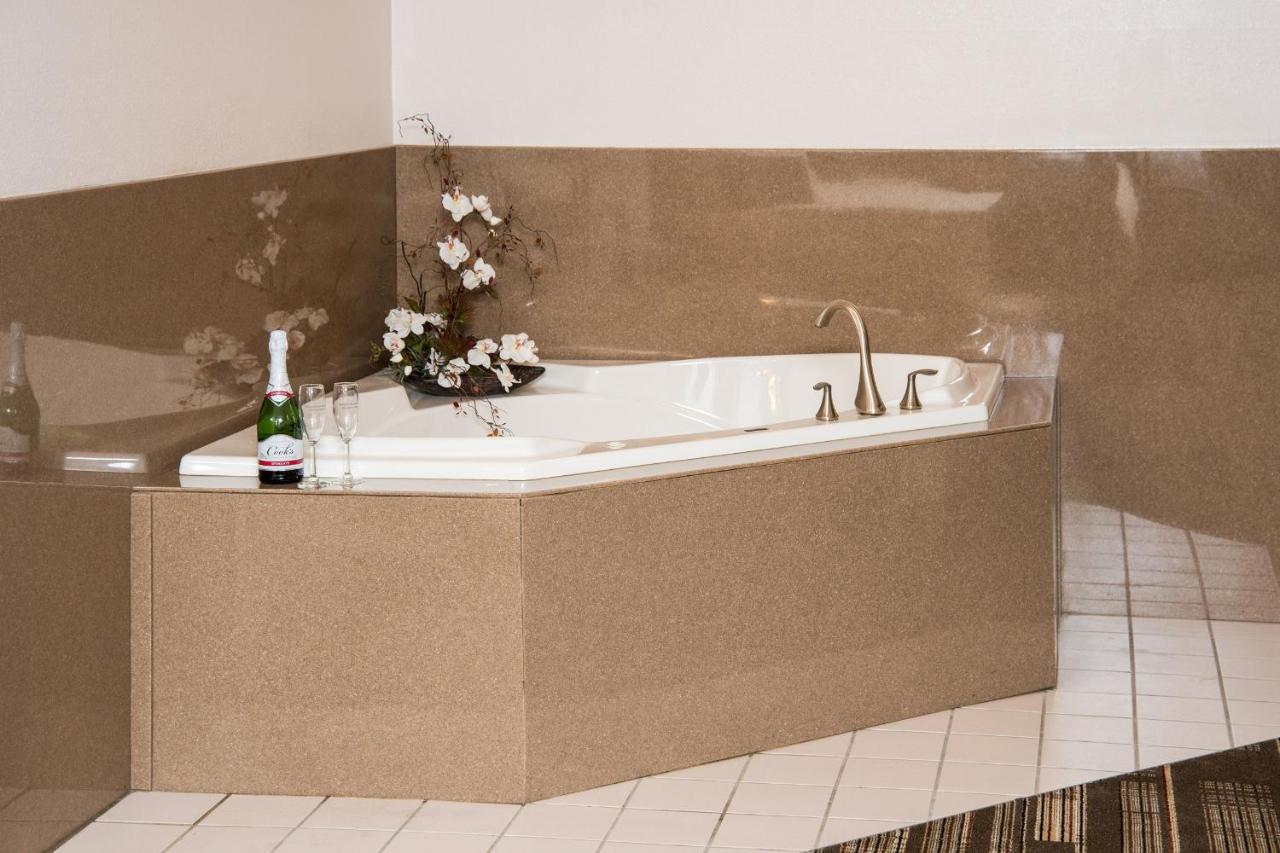 King Room with Spa Bath at Northfield Inn, Suites & Conference Center