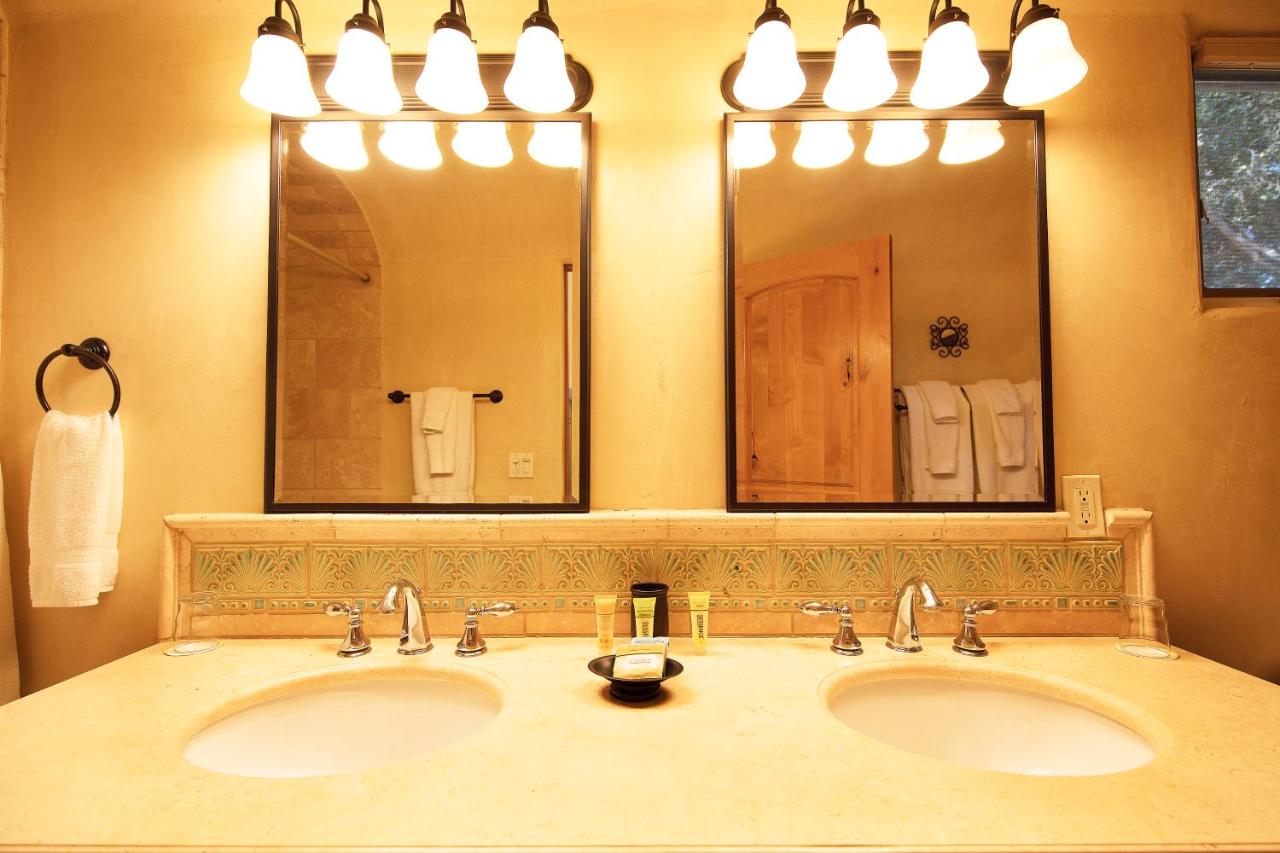Deluxe Two-Bedroom Villa at Blue Iguana Inn
