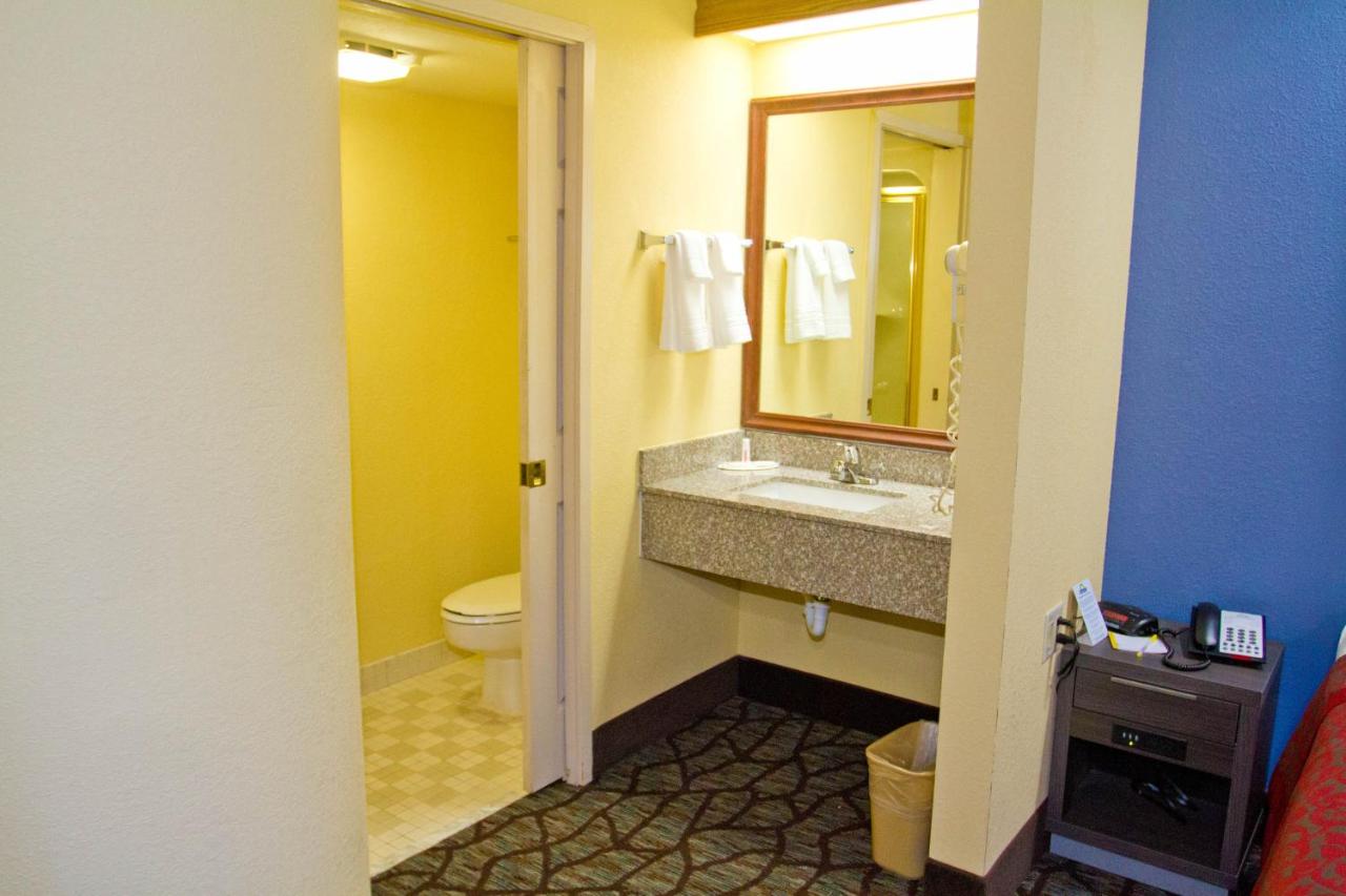 King Room - Non-Smoking at Days Inn by Wyndham Blue Springs
