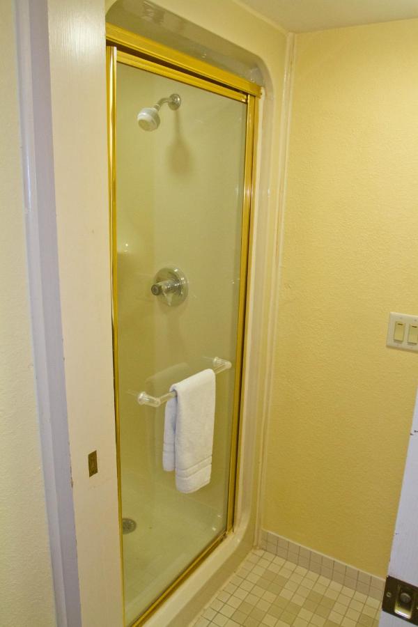 King Room - Non-Smoking at Days Inn by Wyndham Blue Springs