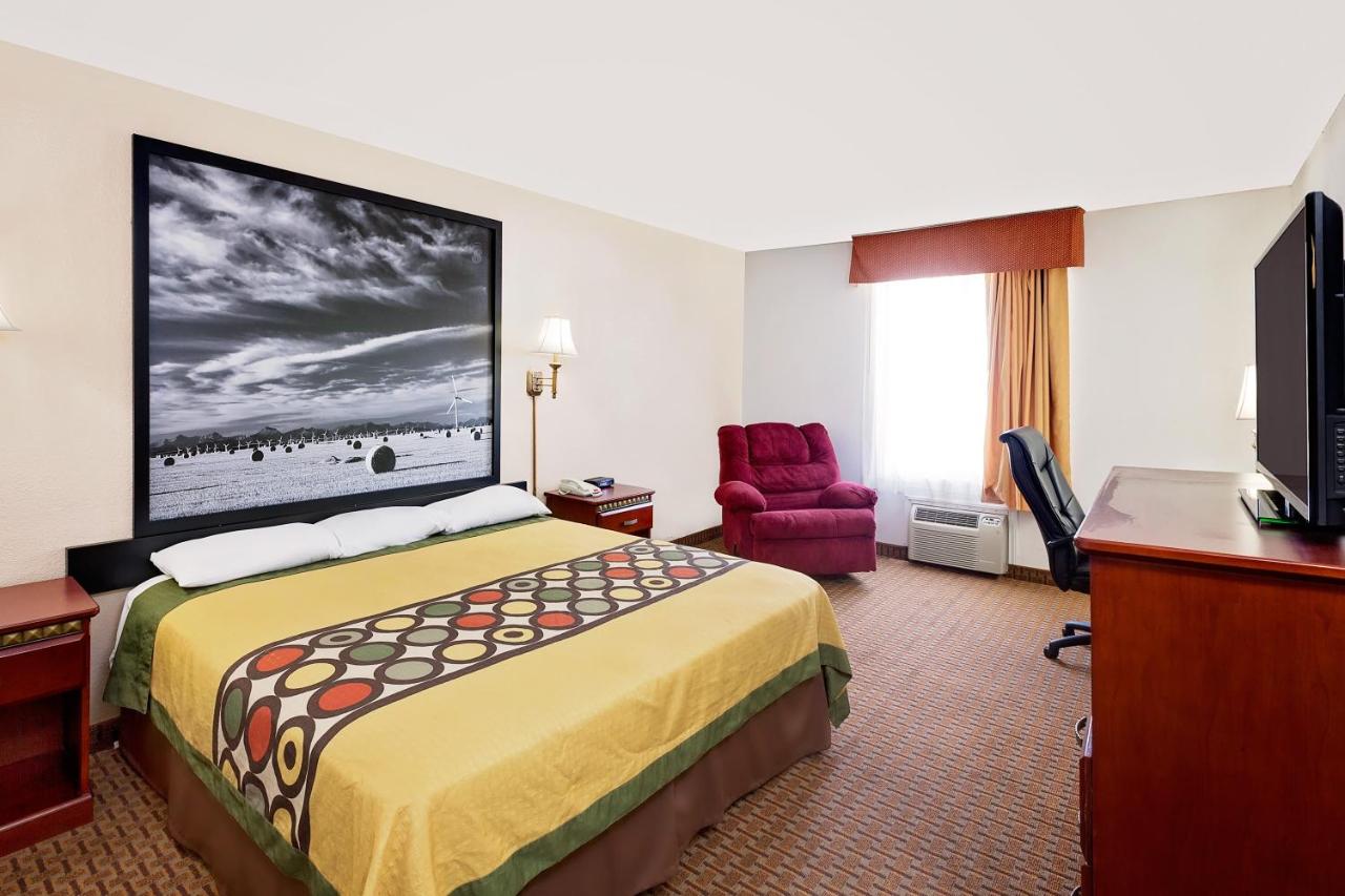 King Room with Bath Tub - Mobility Accessible/Non-Smoking at Super 8 by Wyndham Plainview