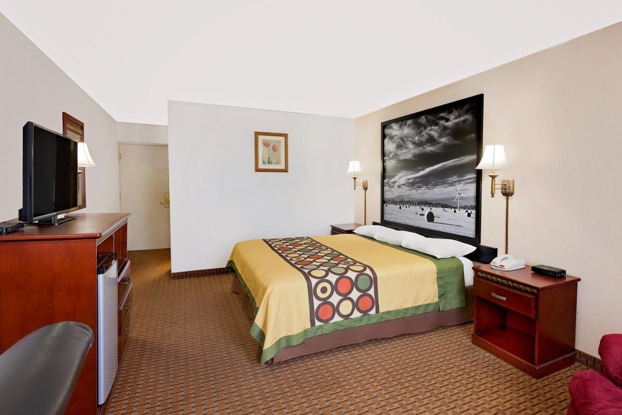 King Room with Bath Tub - Mobility Accessible/Non-Smoking at Super 8 by Wyndham Plainview
