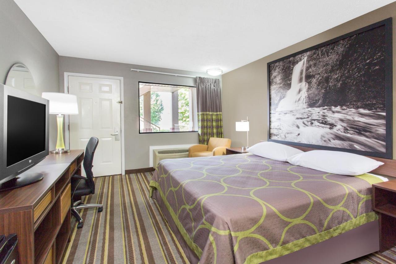 Standard King Room - Smoking at Super 8 by Wyndham Wytheville