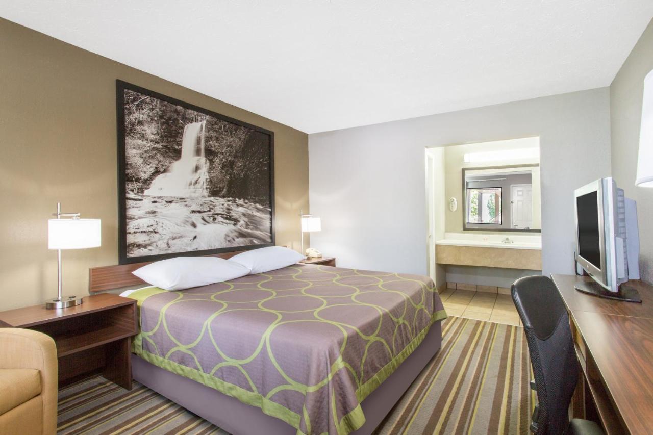 Standard King Room - Smoking at Super 8 by Wyndham Wytheville