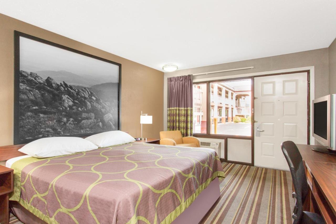 King Room - Disability Access/Non-Smoking at Super 8 by Wyndham Wytheville