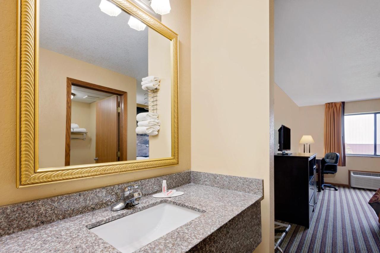 Deluxe King Suite at Super 8 by Wyndham Iowa Falls