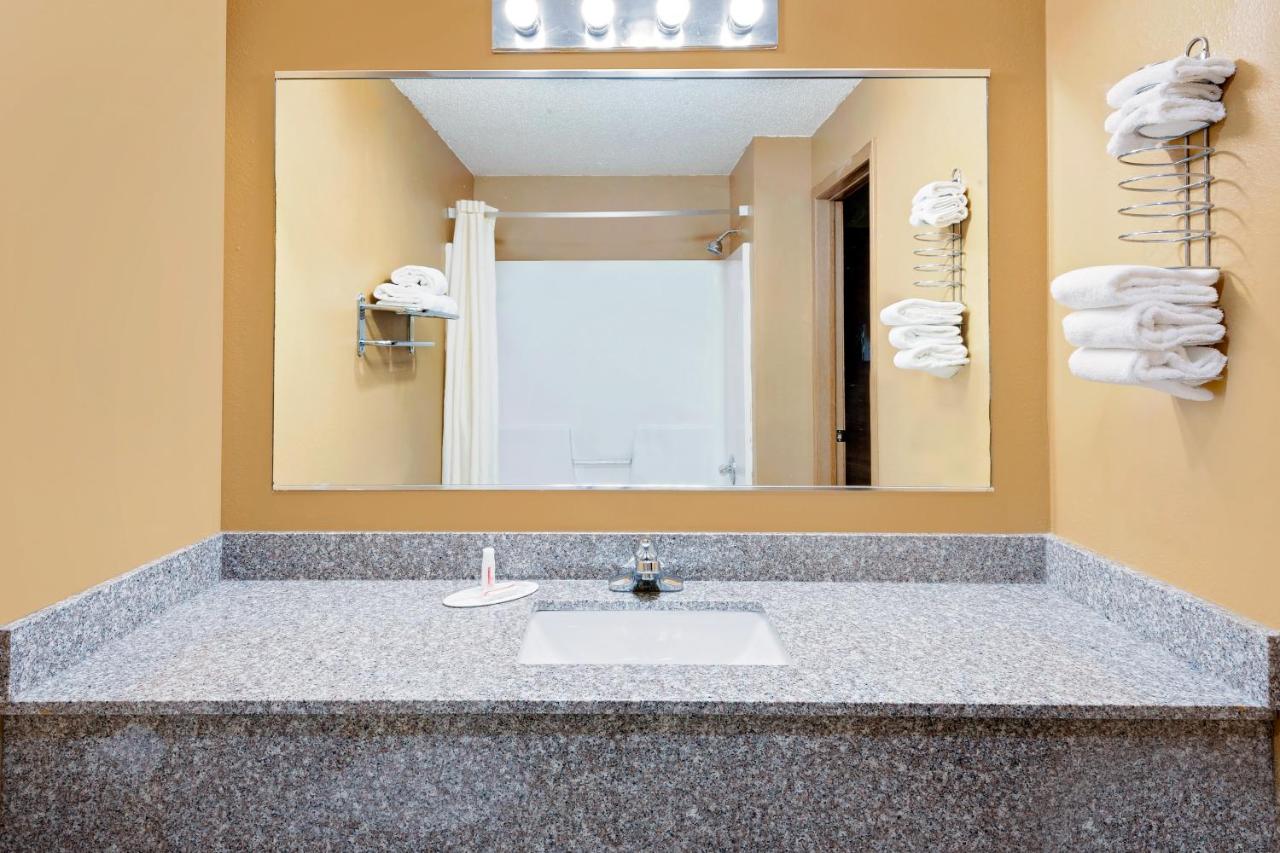 Deluxe King Suite at Super 8 by Wyndham Iowa Falls