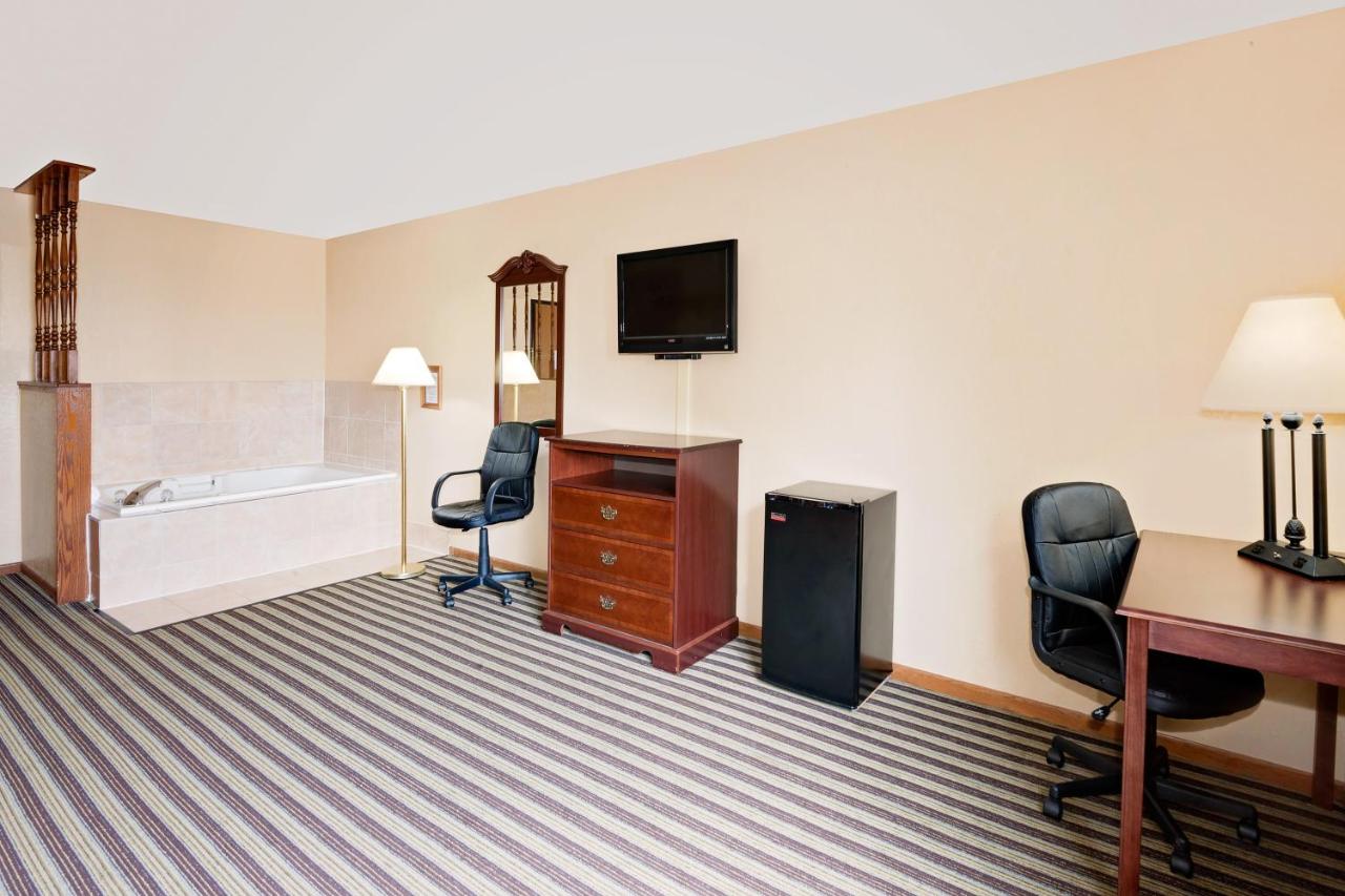 Deluxe King Suite at Super 8 by Wyndham Iowa Falls
