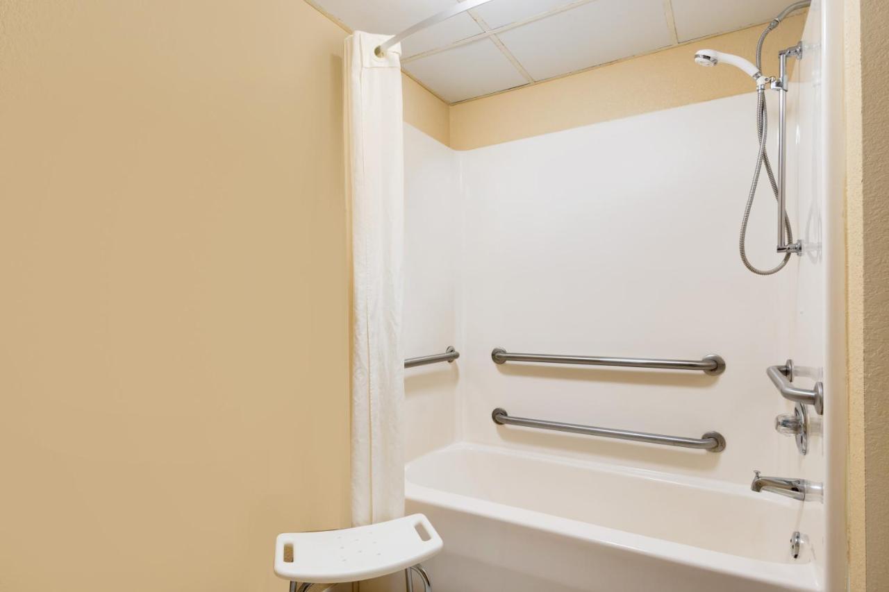 Queen Room - Disability Access/Non-Smoking at Super 8 by Wyndham Iowa Falls