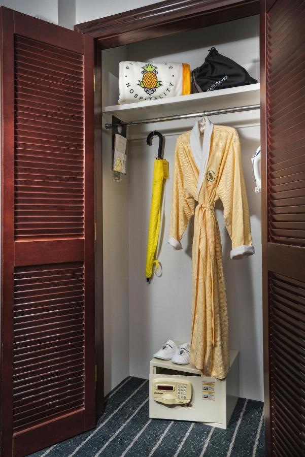 Deluxe King Room at Staypineapple, An Iconic Hotel, The Loop