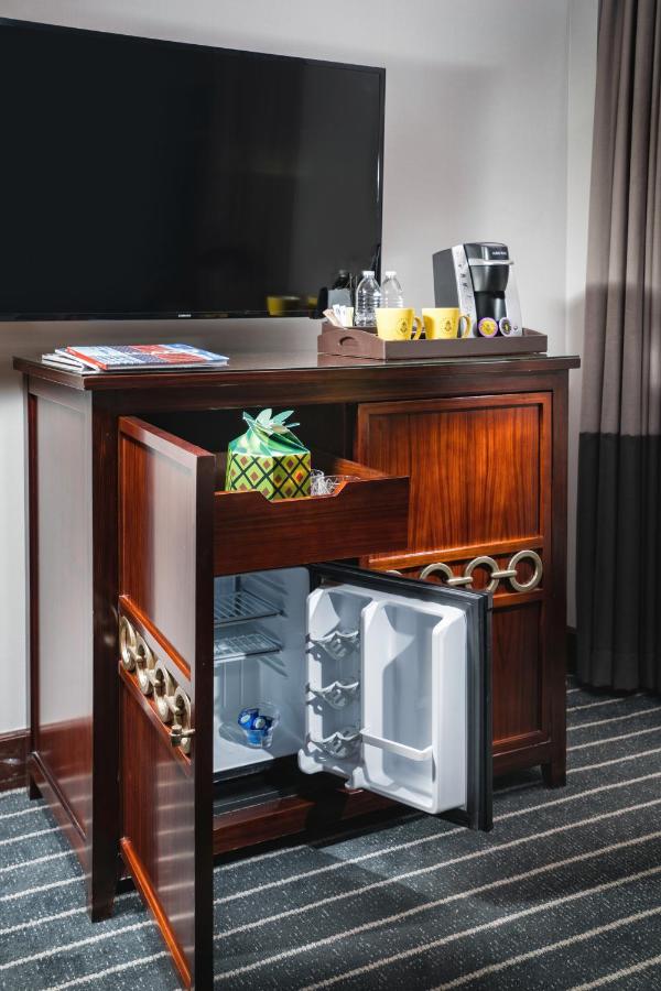 Queen Room with Roll-In Shower - Disability Access at Staypineapple, An Iconic Hotel, The Loop