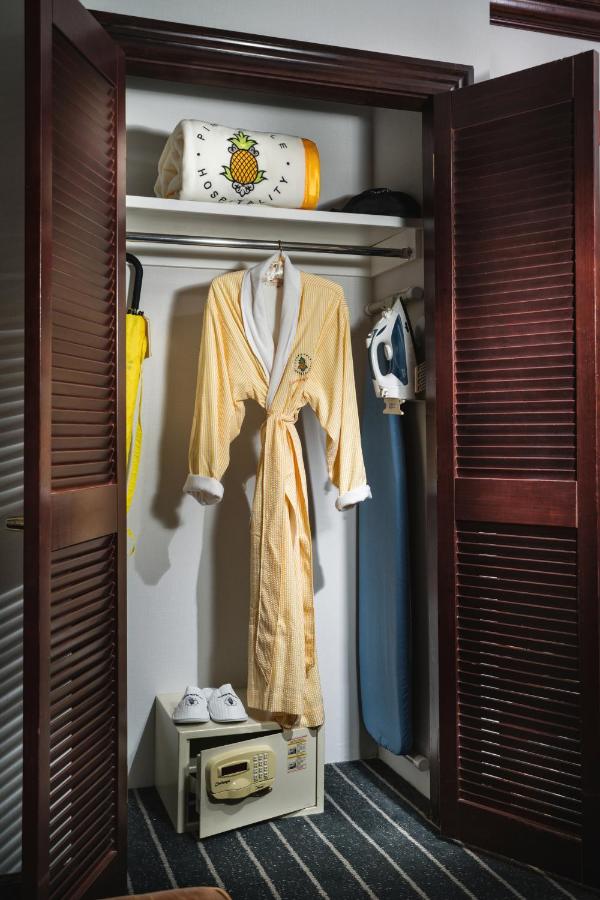 Queen Room with Roll-In Shower - Disability Access at Staypineapple, An Iconic Hotel, The Loop